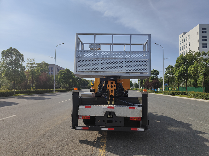 藍牌福田32米高空作業(yè)車